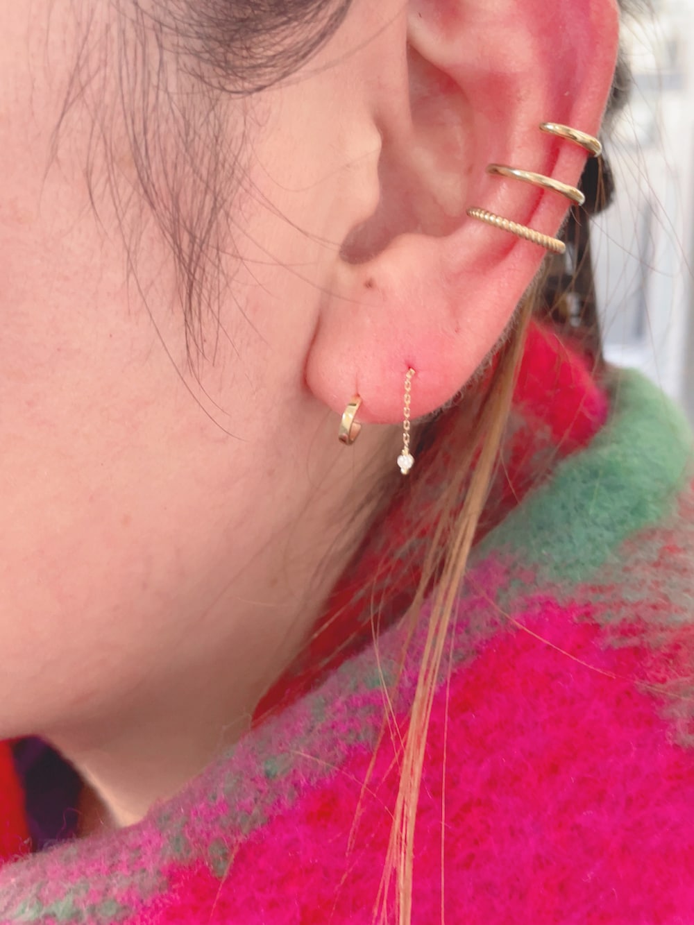 ブラック系のライダースジャケット、パープル系のワンピース、ブラック系のハンドバッグを着用したレディースの秋コーディネートの4枚目の写真