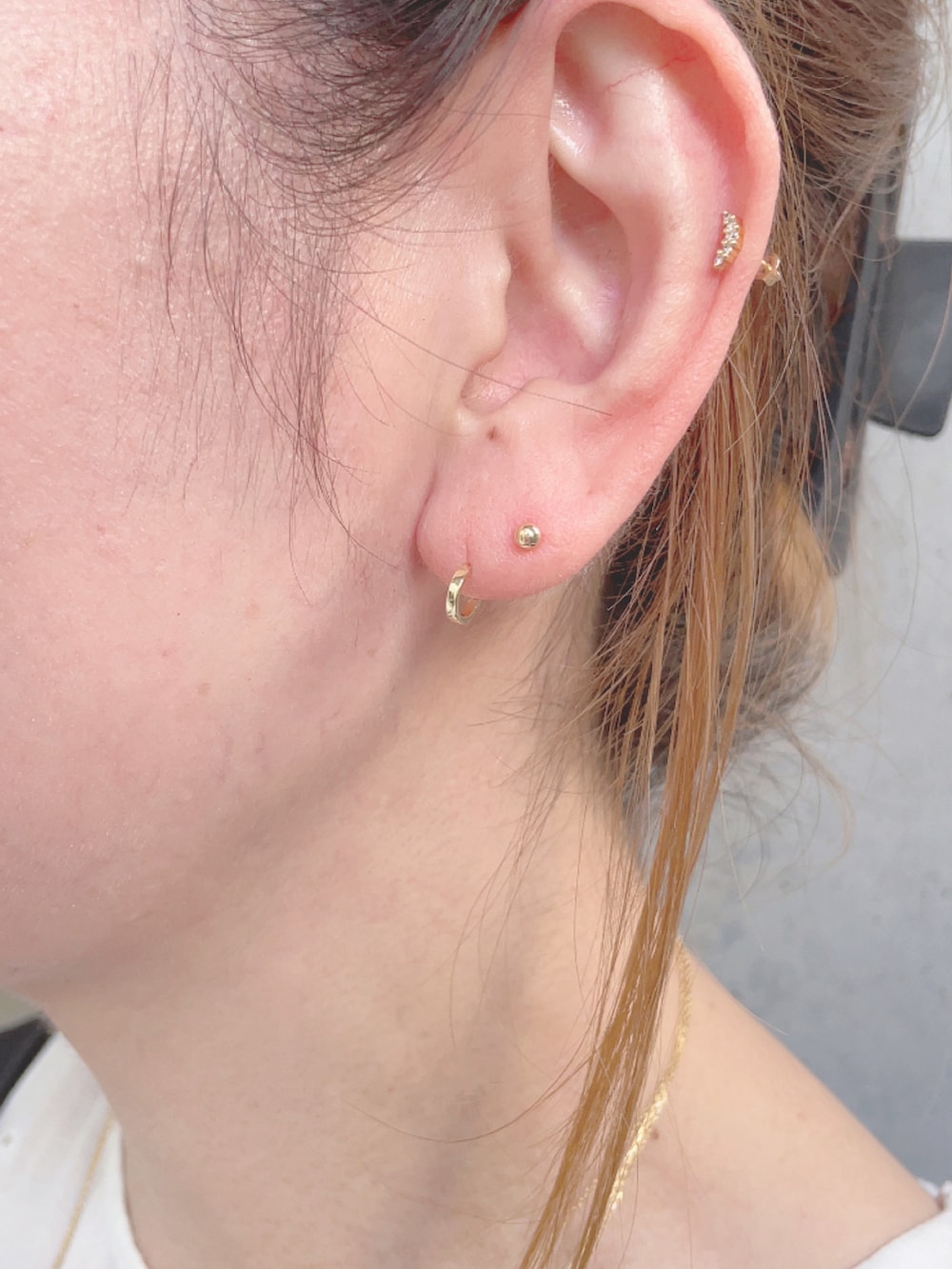 ホワイト系のワンピース、ブラック系のベスト、ホワイト系のスニーカーを着用したレディースの秋コーディネートの4枚目の写真