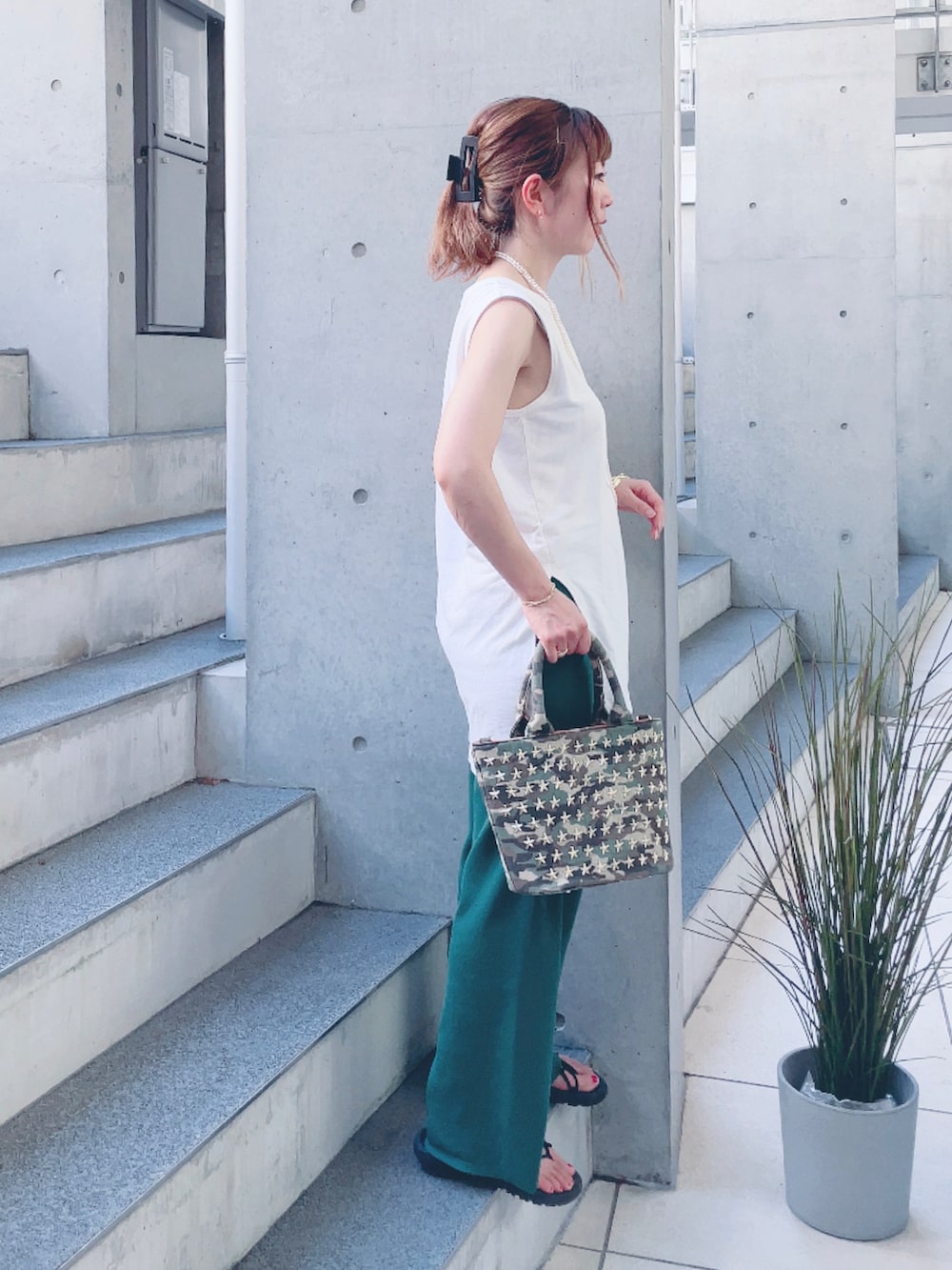 グリーン系のその他パンツ、ホワイト系のタンクトップ、グリーン系のトートバッグを着用したレディースの夏コーディネートの2枚目の写真