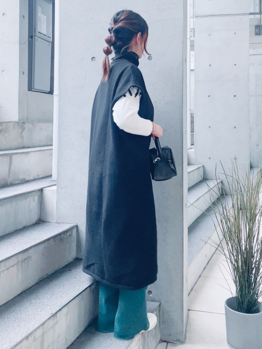 ブラック系のニット/セーター、その他のTシャツ/カットソー、ブラック系のハンドバッグを着用したレディースの冬コーディネートの3枚目の写真
