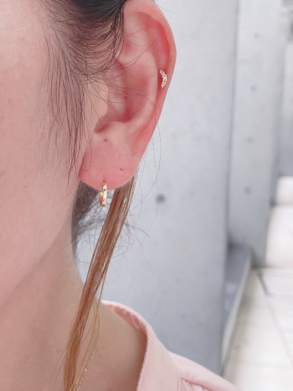 ピンク系のシャツ/ブラウス、グレー系のスラックス、ベージュ系のスニーカーを着用したレディースの秋コーディネートの5枚目の写真