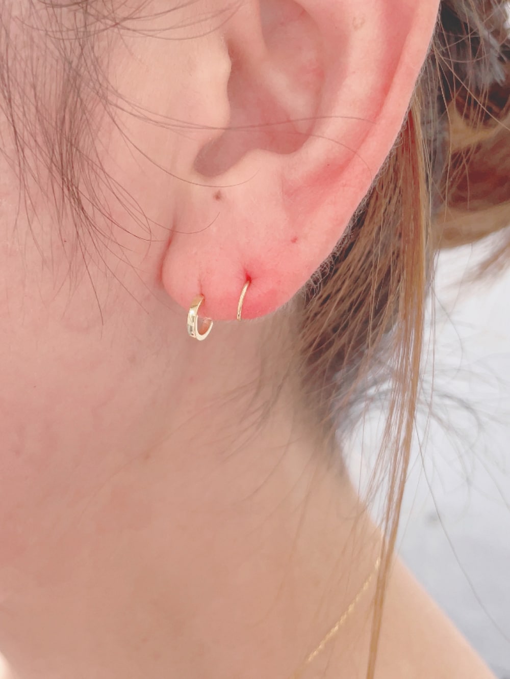 ブラック系のベスト、ホワイト系のシャツ/ブラウス、ブラック系のスニーカーを着用したレディースの秋コーディネートの4枚目の写真