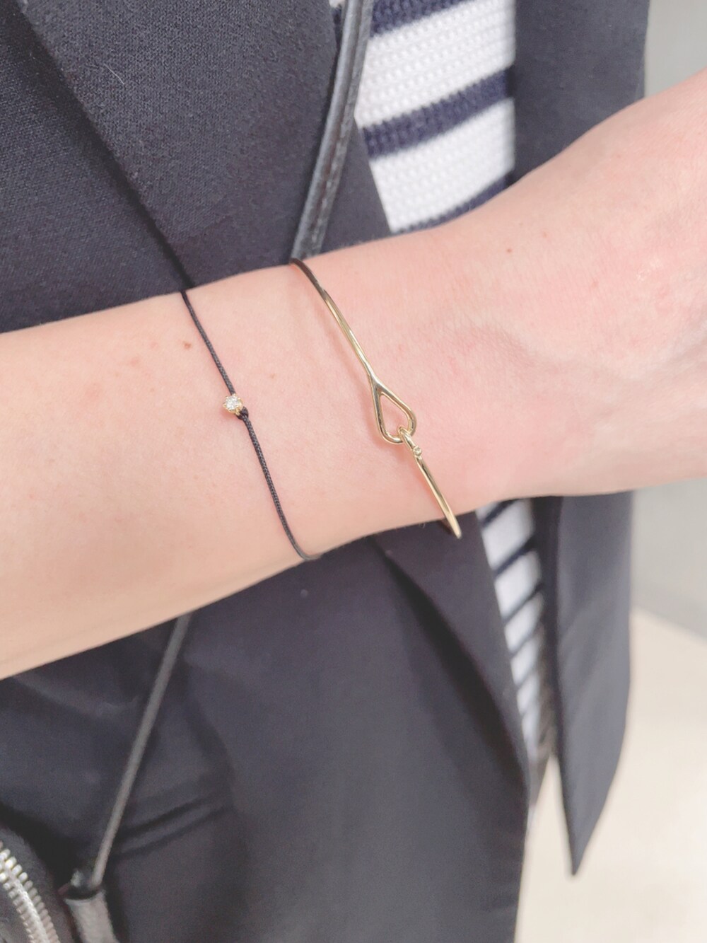 ホワイト系のサンダル、ホワイト系のTシャツ/カットソー、ブラック系のポーチを着用したレディースの秋コーディネートの4枚目の写真