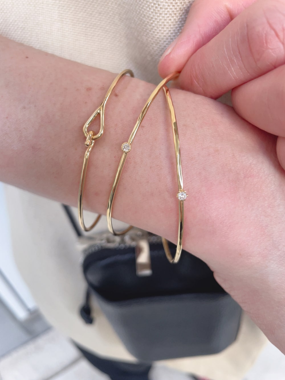 ホワイト系のベスト、ホワイト系のTシャツ/カットソー、ブラック系のサンダルを着用したレディースの夏コーディネートの4枚目の写真