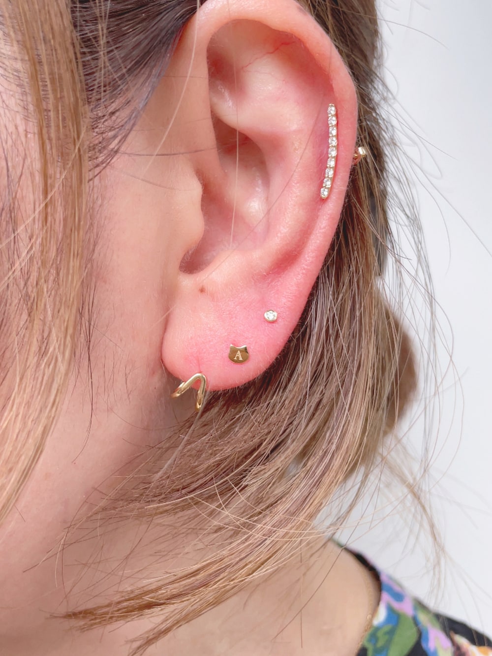 ブラック系のワンピース、ブラック系のベスト、ブラック系のサンダルを着用したレディースの夏コーディネートの4枚目の写真