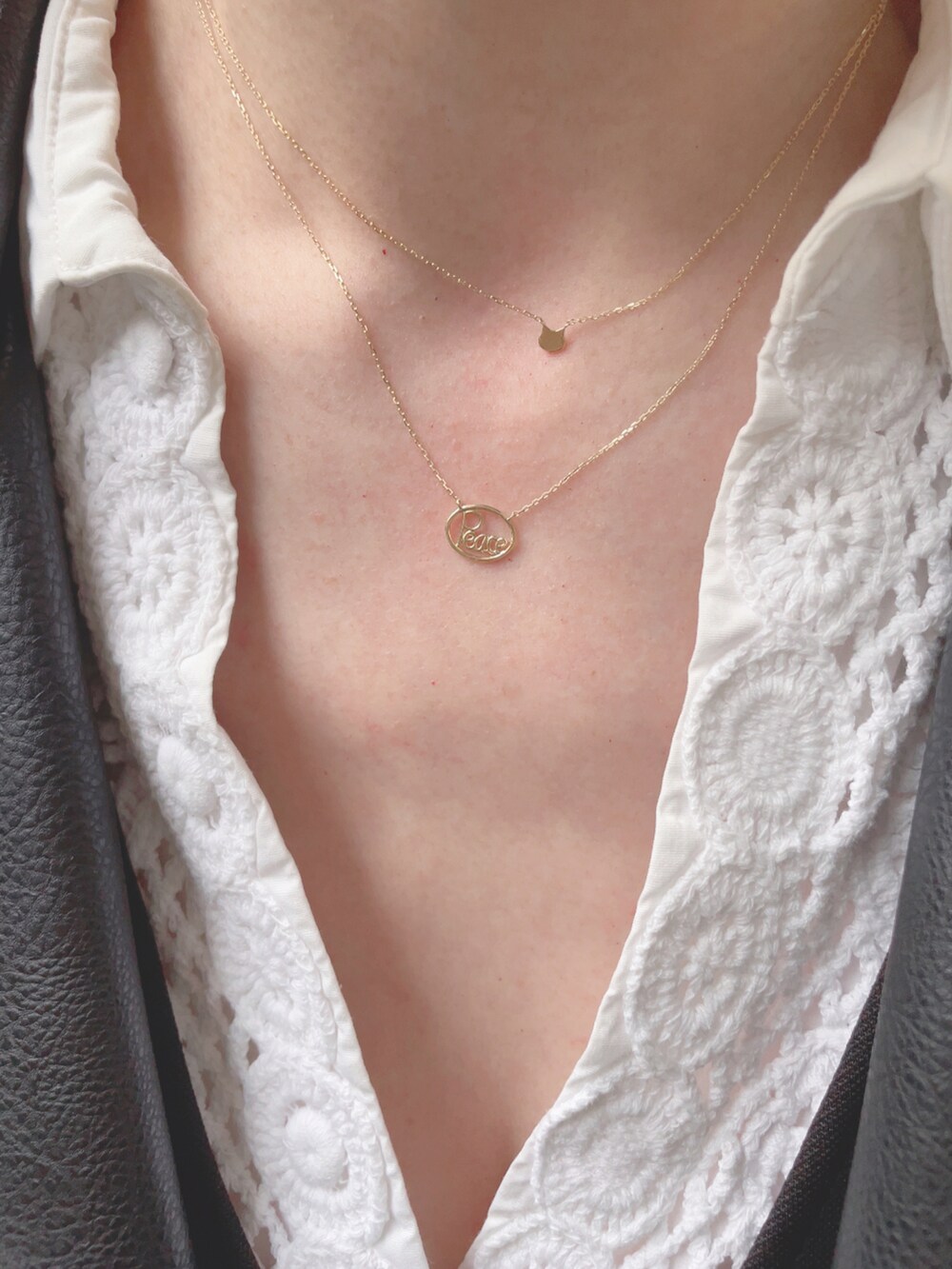 ブラック系のライダースジャケット、ブラック系のベスト、ホワイト系のシャツ/ブラウスを着用したレディースの春コーディネートの4枚目の写真