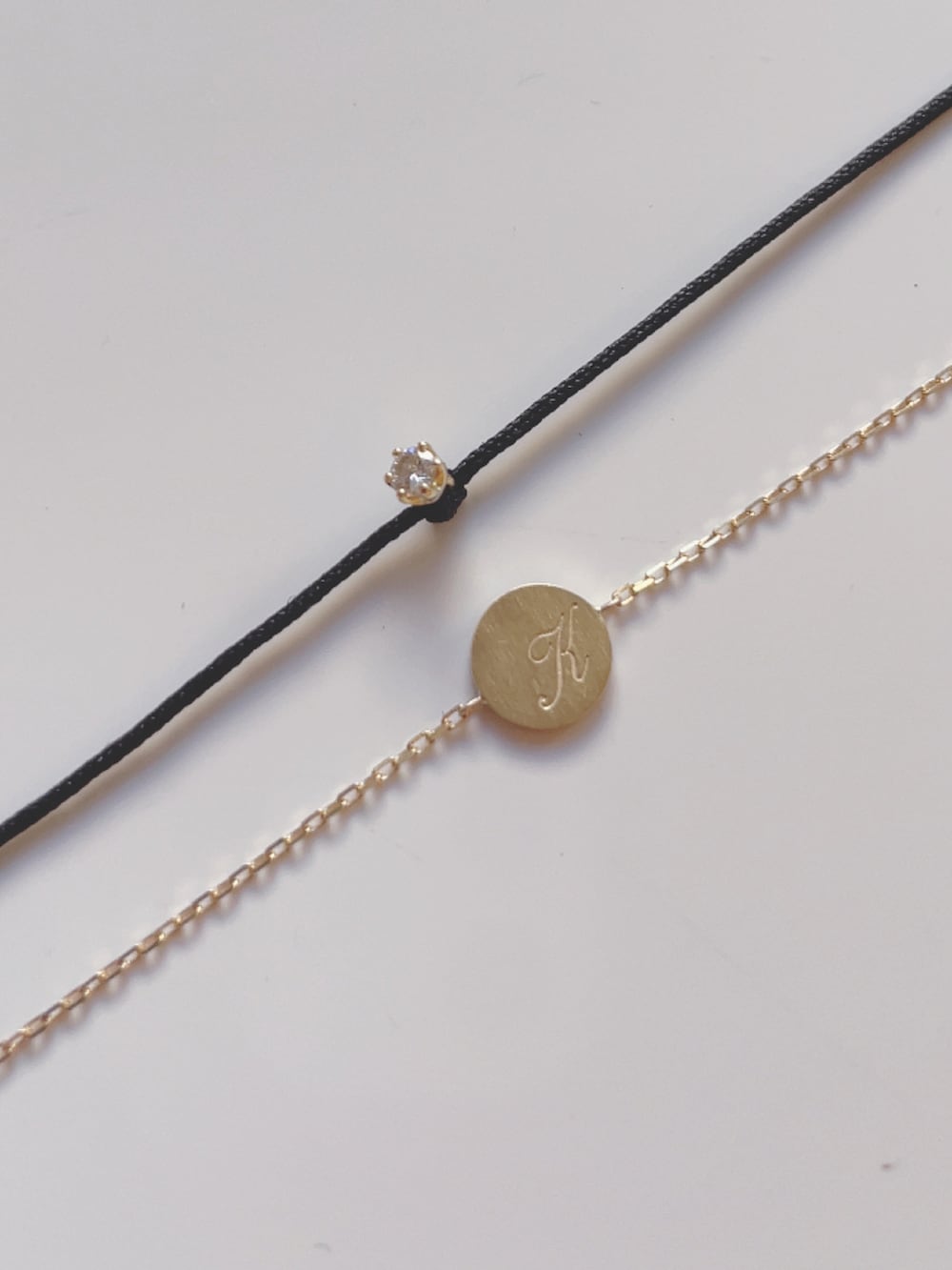 ホワイト系のベスト、ブラック系のハンドバッグ、シルバー系のローファーを着用したレディースの春コーディネートの5枚目の写真