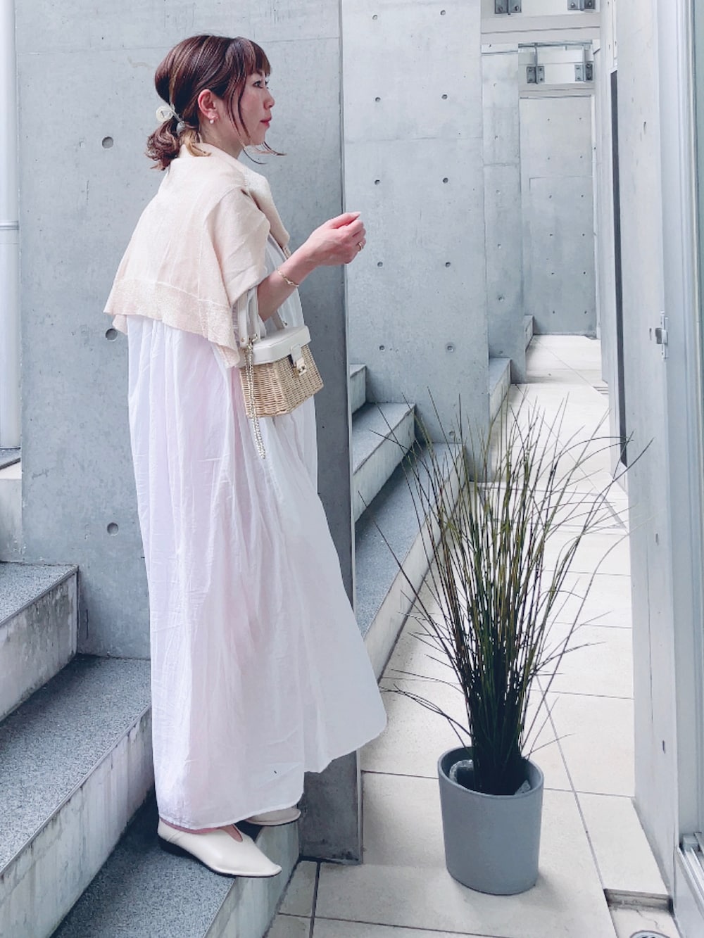 ホワイト系のワンピース、ベージュ系のパンプス、ピンク系のパンツを着用したレディースの春コーディネートの3枚目の写真