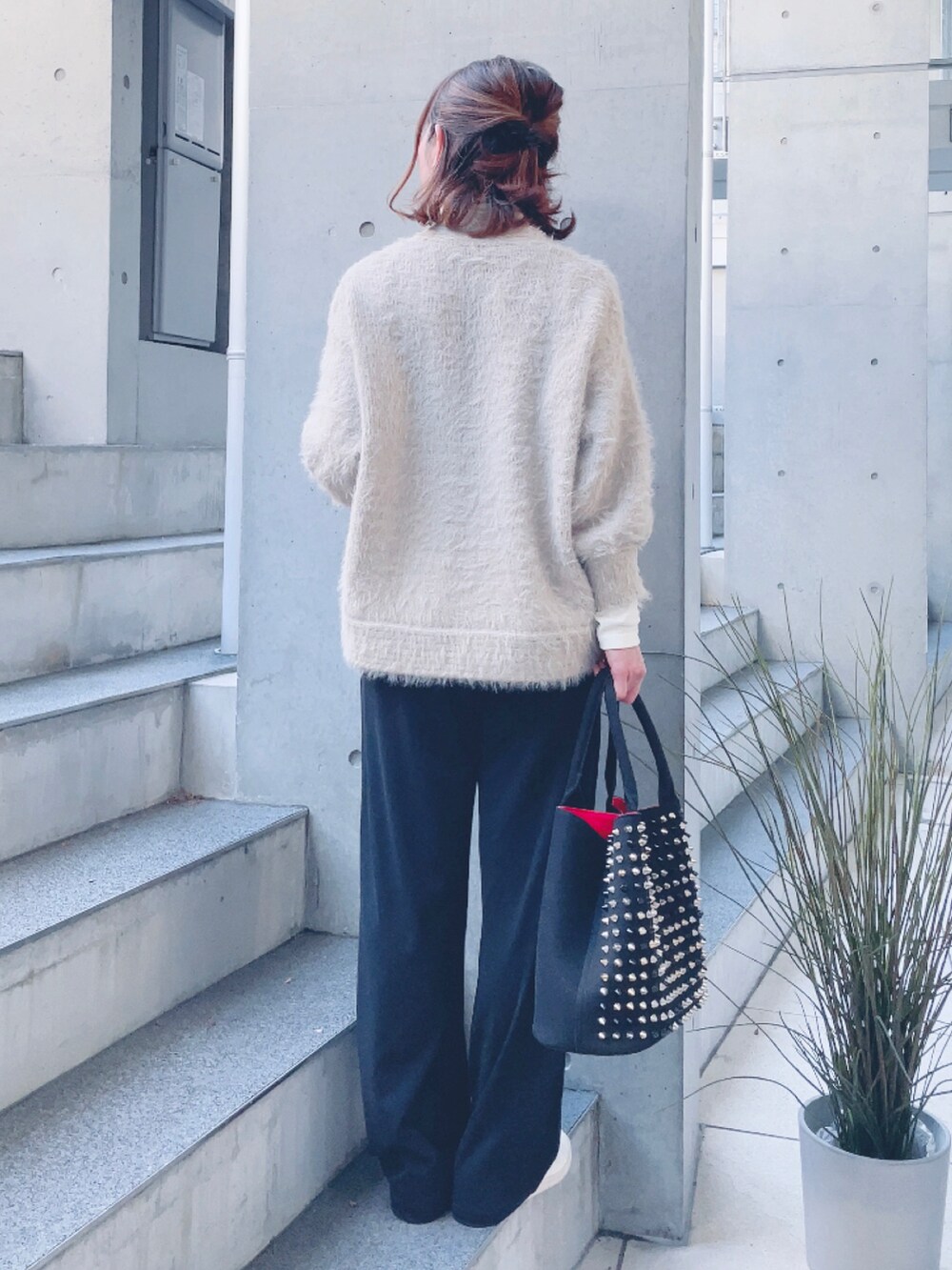ベージュ系のカーディガン/ボレロ、ブラック系のトートバッグ、ベージュ系のスニーカーを着用したレディースの冬コーディネートの3枚目の写真