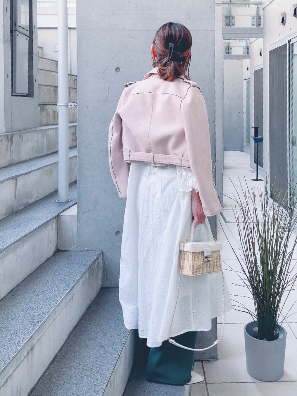 ホワイト系のワンピース、グリーン系のその他パンツ、ベージュ系のパンプスを着用したレディースの春コーディネートの4枚目の写真