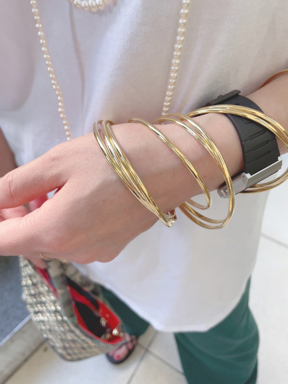 グリーン系のその他パンツ、ホワイト系のタンクトップ、グリーン系のトートバッグを着用したレディースの夏コーディネートの4枚目の写真