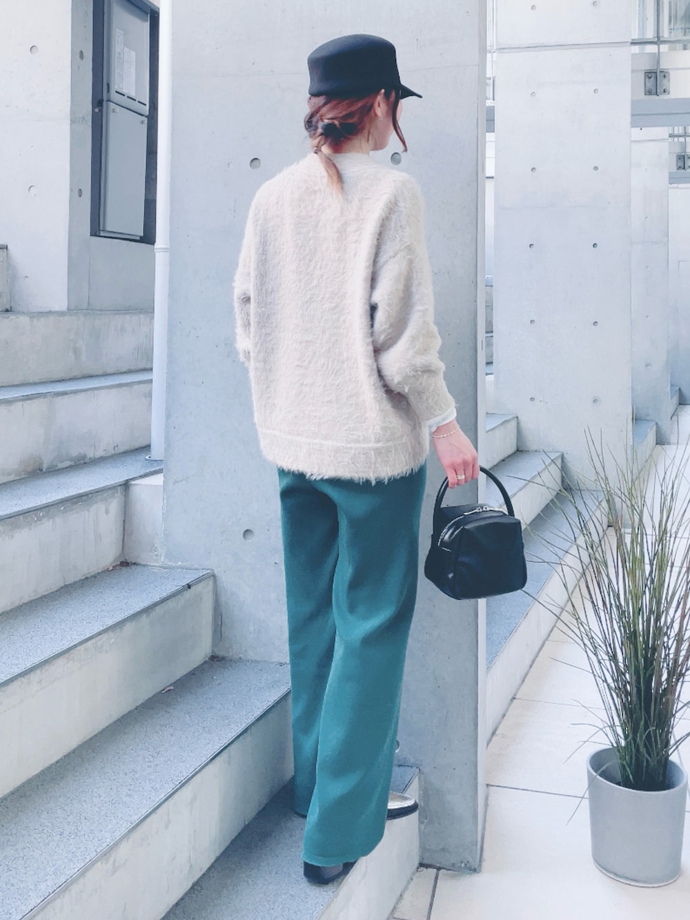 ベージュ系のカーディガン/ボレロ、グリーン系のその他パンツ、シルバー系のローファーを着用したレディースの冬コーディネートの4枚目の写真