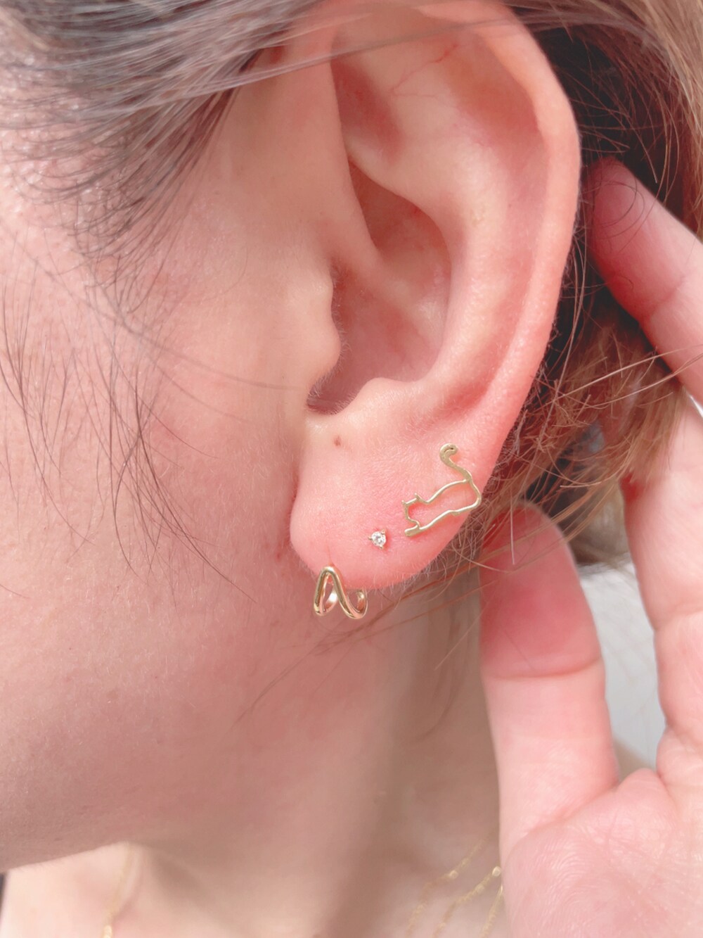 ブラック系のサロペット/オーバーオール、ブラック系のサンダル、ブラック系のポーチを着用したレディースの夏コーディネートの4枚目の写真