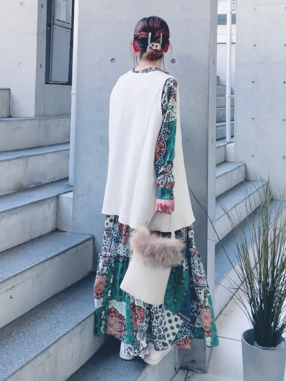 グリーン系のワンピース、ホワイト系のショルダーバッグ、ベージュ系のスニーカーを着用したレディースの秋コーディネートの3枚目の写真