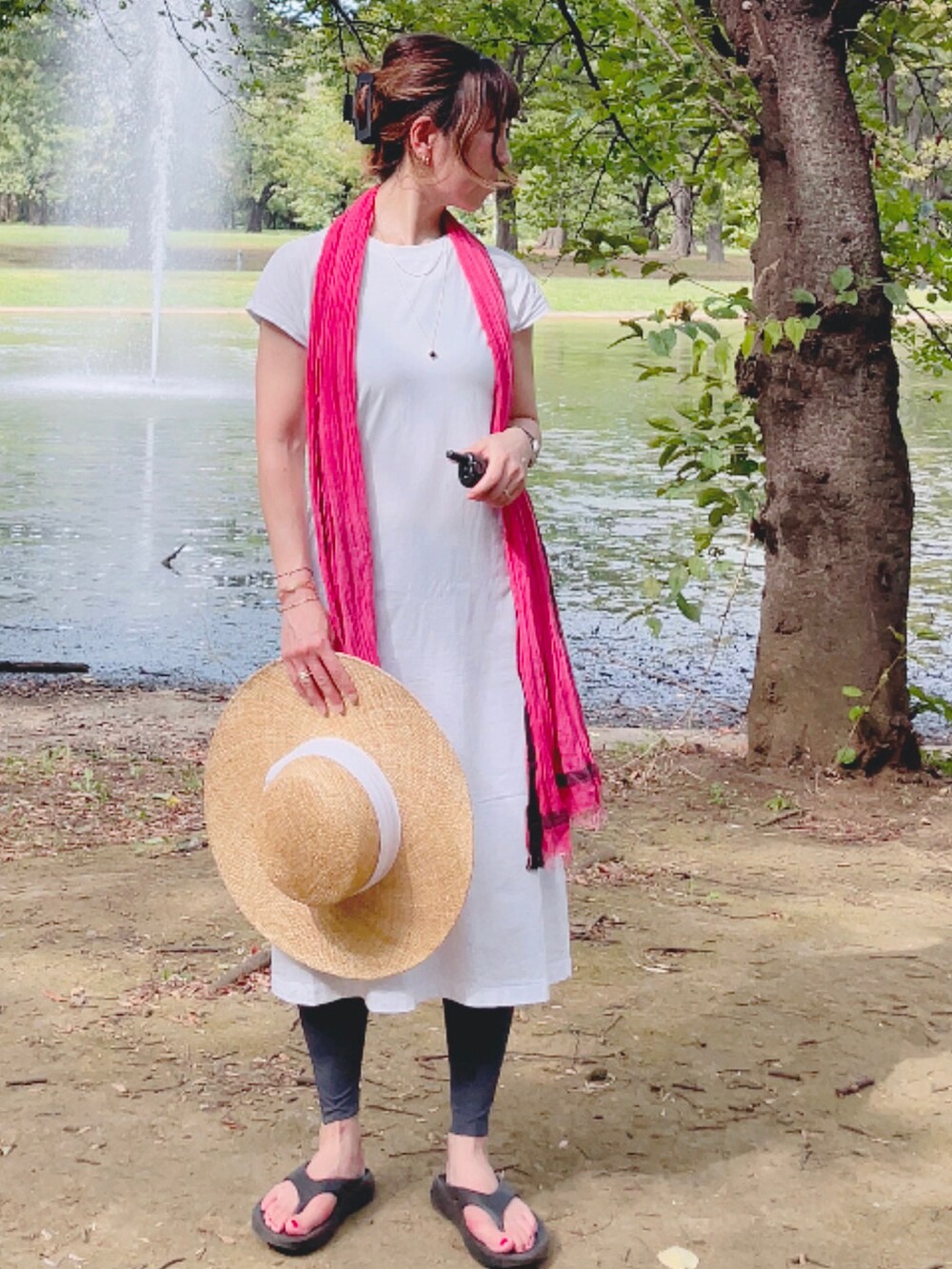 ブラック系のサンダルを着用したレディースの夏コーディネートの4枚目の写真