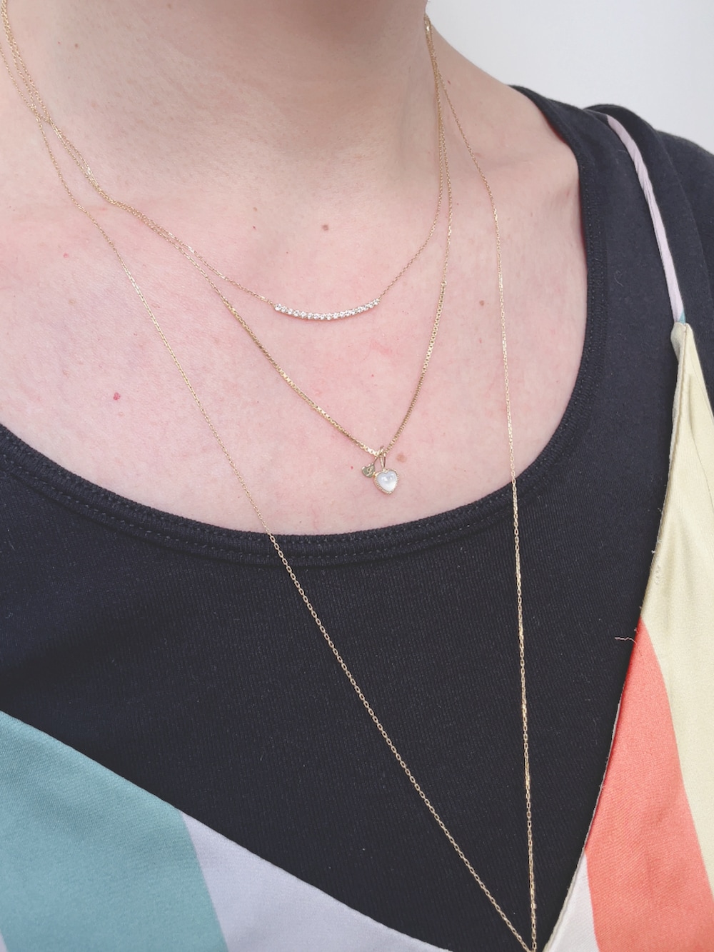 その他のキャミソール、ホワイト系のバッグ、ブラック系のサンダルを着用したレディースの夏コーディネートの4枚目の写真