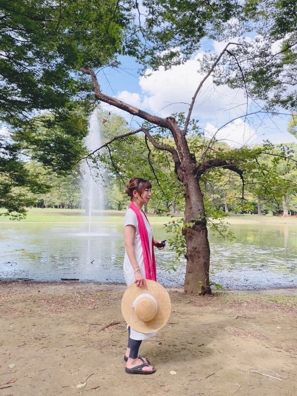 ブラック系のサンダルを着用したレディースの夏コーディネートの3枚目の写真