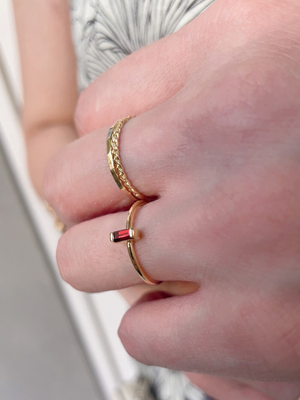 ブルー系のデニムパンツ、ブラック系のサンダル、ゴールド系のリングを着用したレディースの夏コーディネートの5枚目の写真