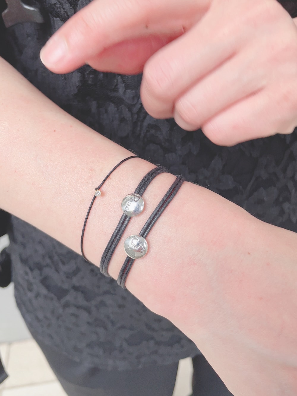 ブラック系のバックパック/リュック、ブラック系のスニーカーを着用したレディースの夏コーディネートの4枚目の写真