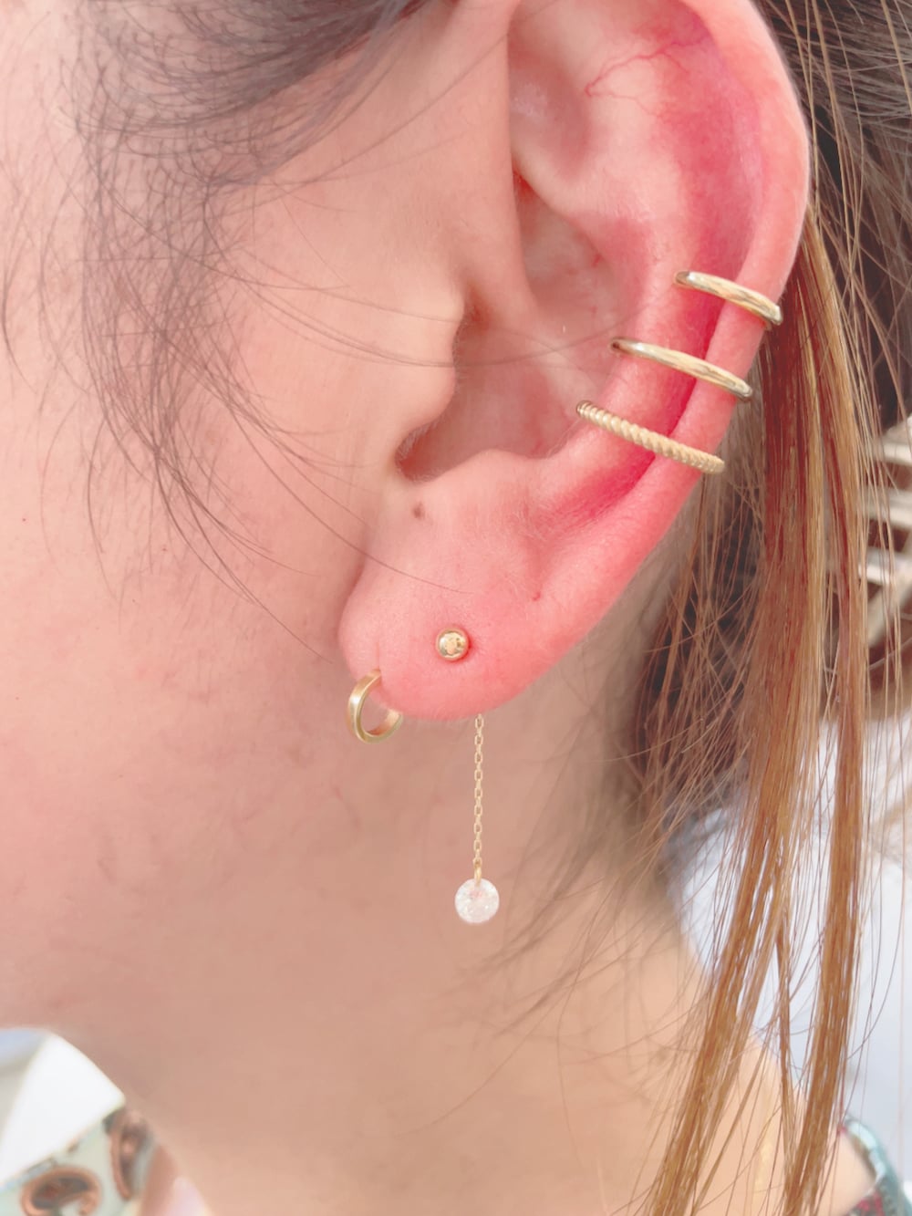 グリーン系のワンピース、ホワイト系のショルダーバッグ、ベージュ系のスニーカーを着用したレディースの秋コーディネートの4枚目の写真