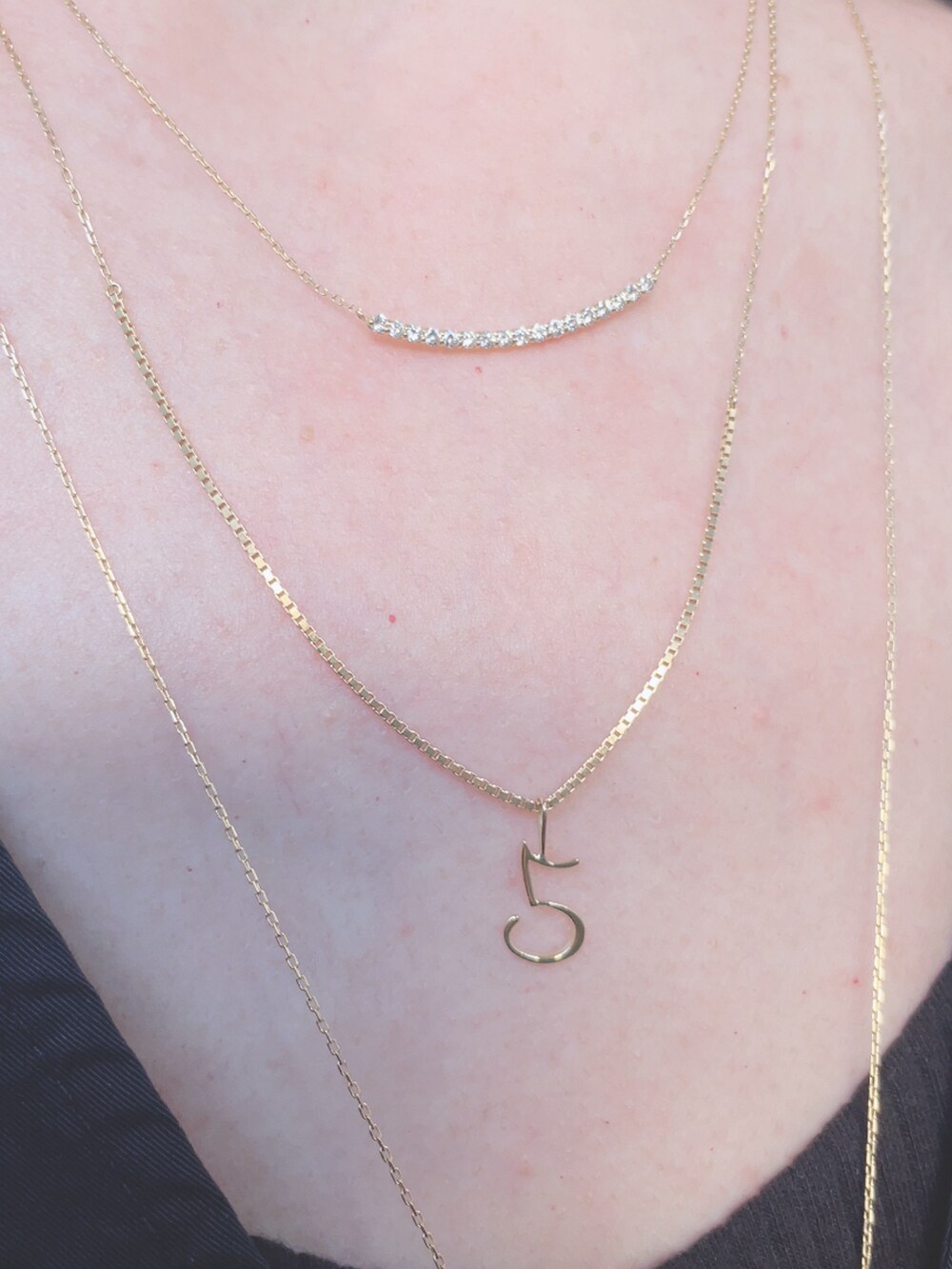 ブラック系のその他アウター、ブラック系のワンピース、ホワイト系のスニーカーを着用したレディースの春コーディネートの4枚目の写真