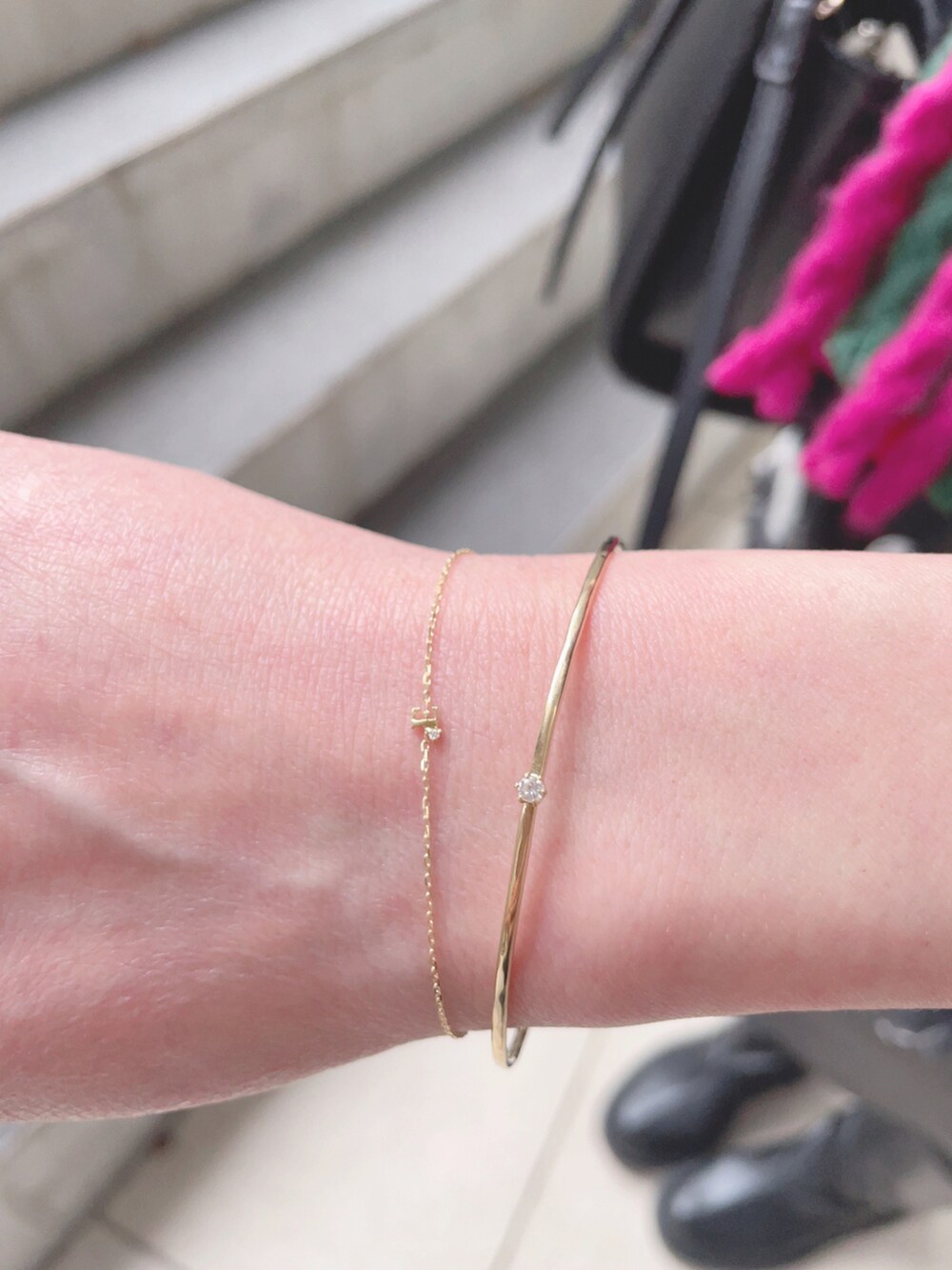 ブラック系のワンピース、ブラック系のブーツ、ピンク系のマフラーを着用したレディースの冬コーディネートの5枚目の写真