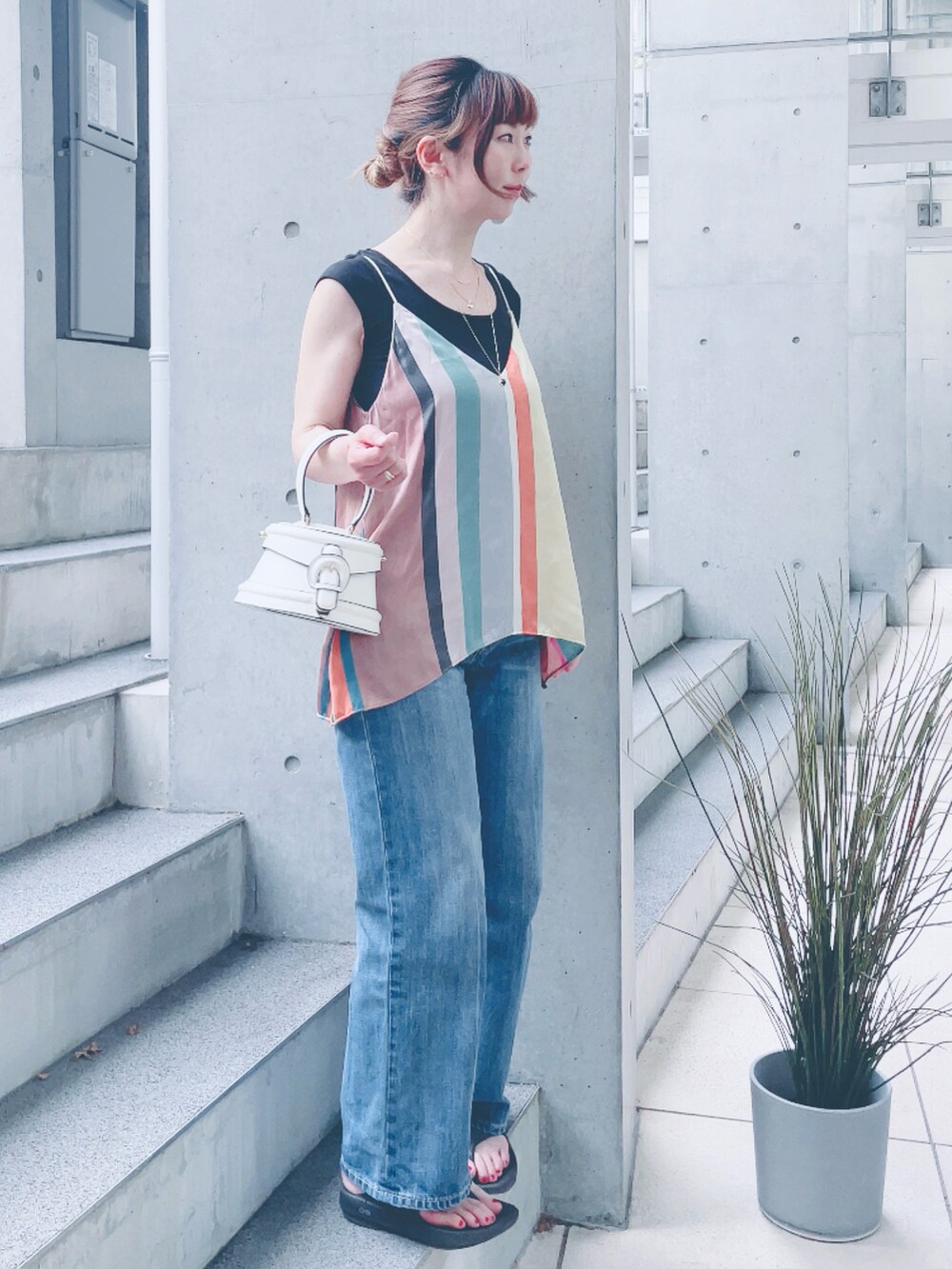 その他のキャミソール、ホワイト系のバッグ、ブラック系のサンダルを着用したレディースの夏コーディネートの2枚目の写真