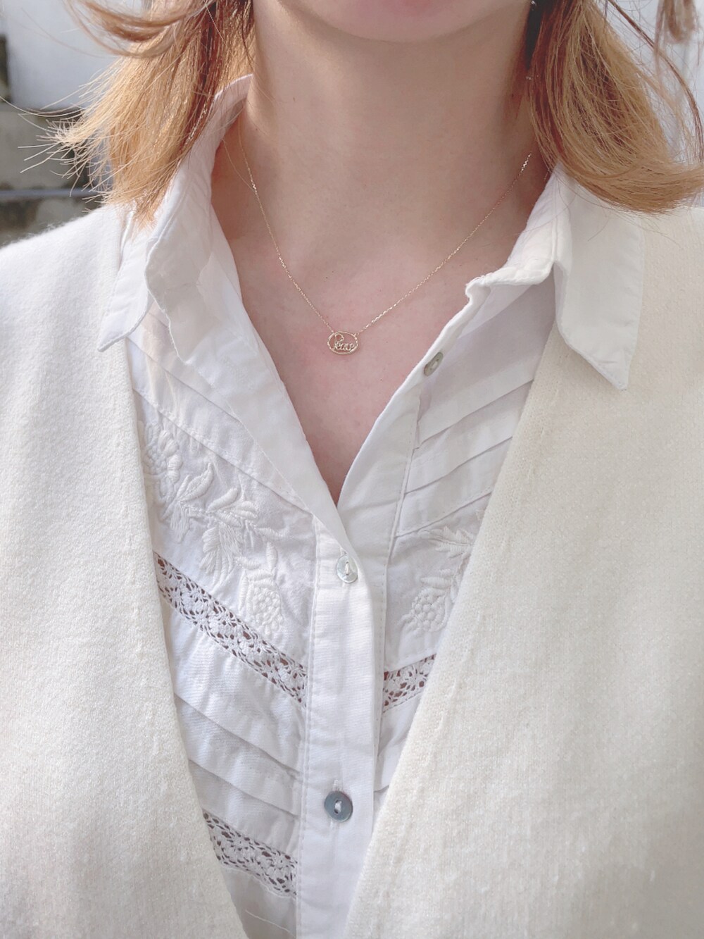 グリーン系のその他パンツ、ホワイト系のバッグ、ホワイト系のシャツ/ブラウスを着用したレディースの春コーディネートの5枚目の写真