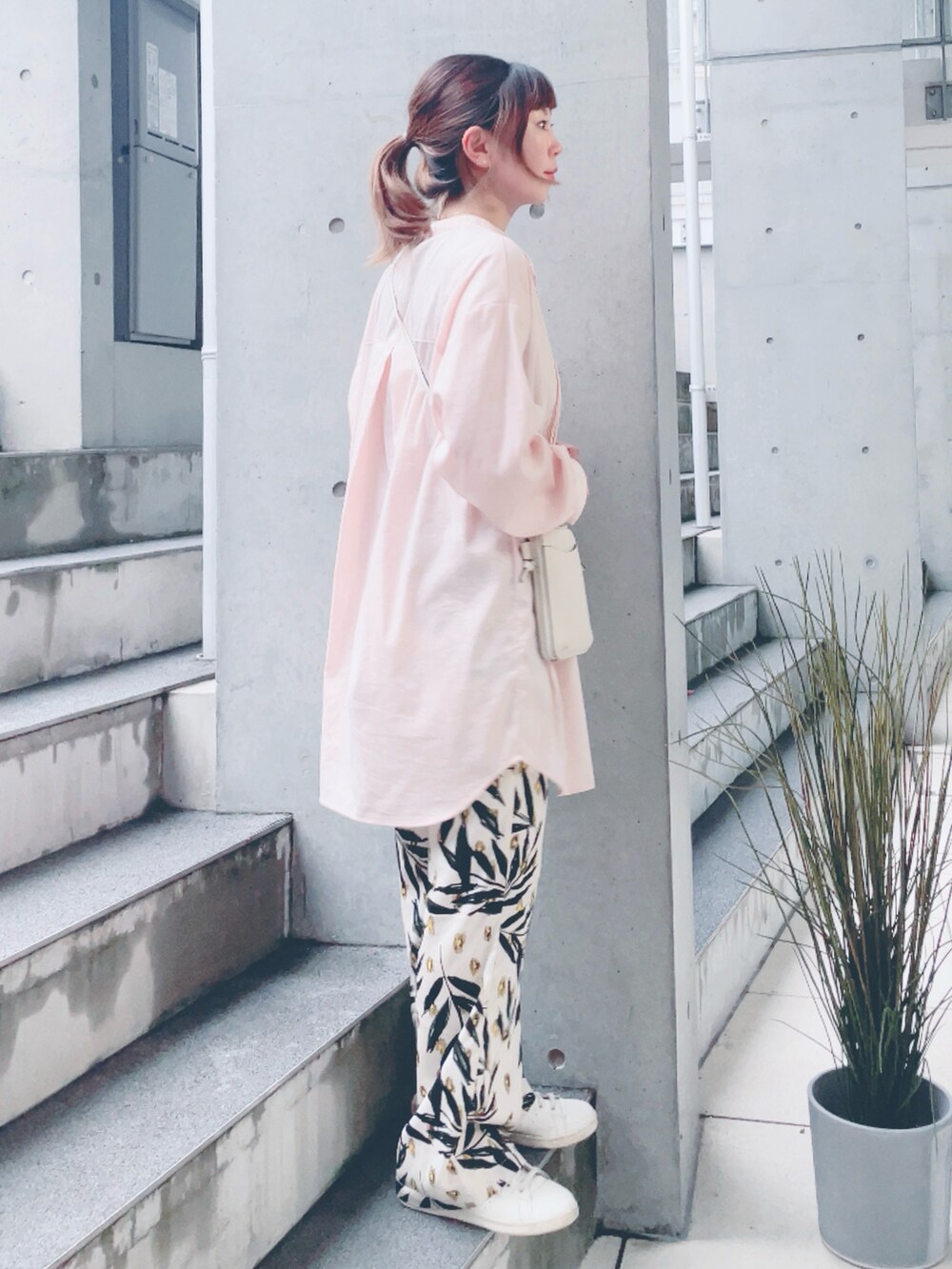 ベージュ系のその他パンツ、ピンク系のシャツ/ブラウス、ホワイト系のショルダーバッグを着用したレディースの秋コーディネートの2枚目の写真