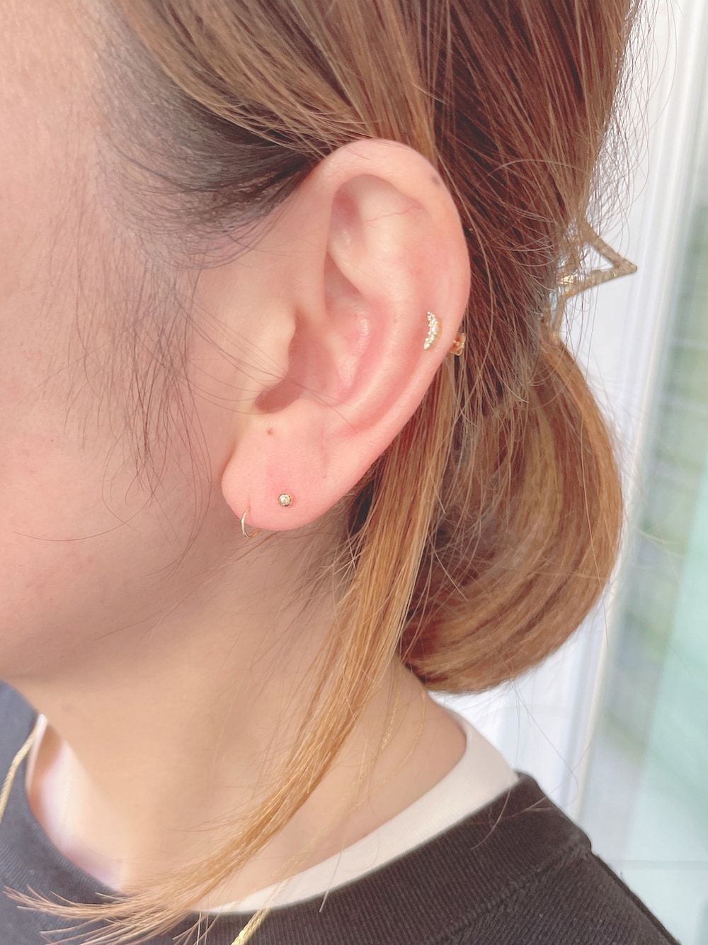 ブラック系のスウェット、ブルー系のショルダーバッグ、その他のスカートを着用したレディースの冬コーディネートの5枚目の写真