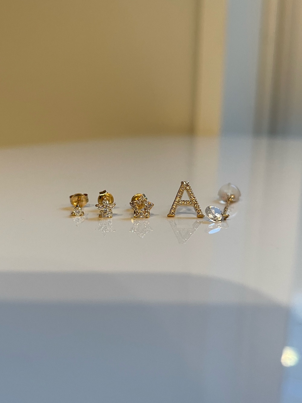 ホワイト系のワンピース、ブルー系のニット/セーター、ブラック系のハンドバッグを着用したレディースの冬コーディネートの5枚目の写真