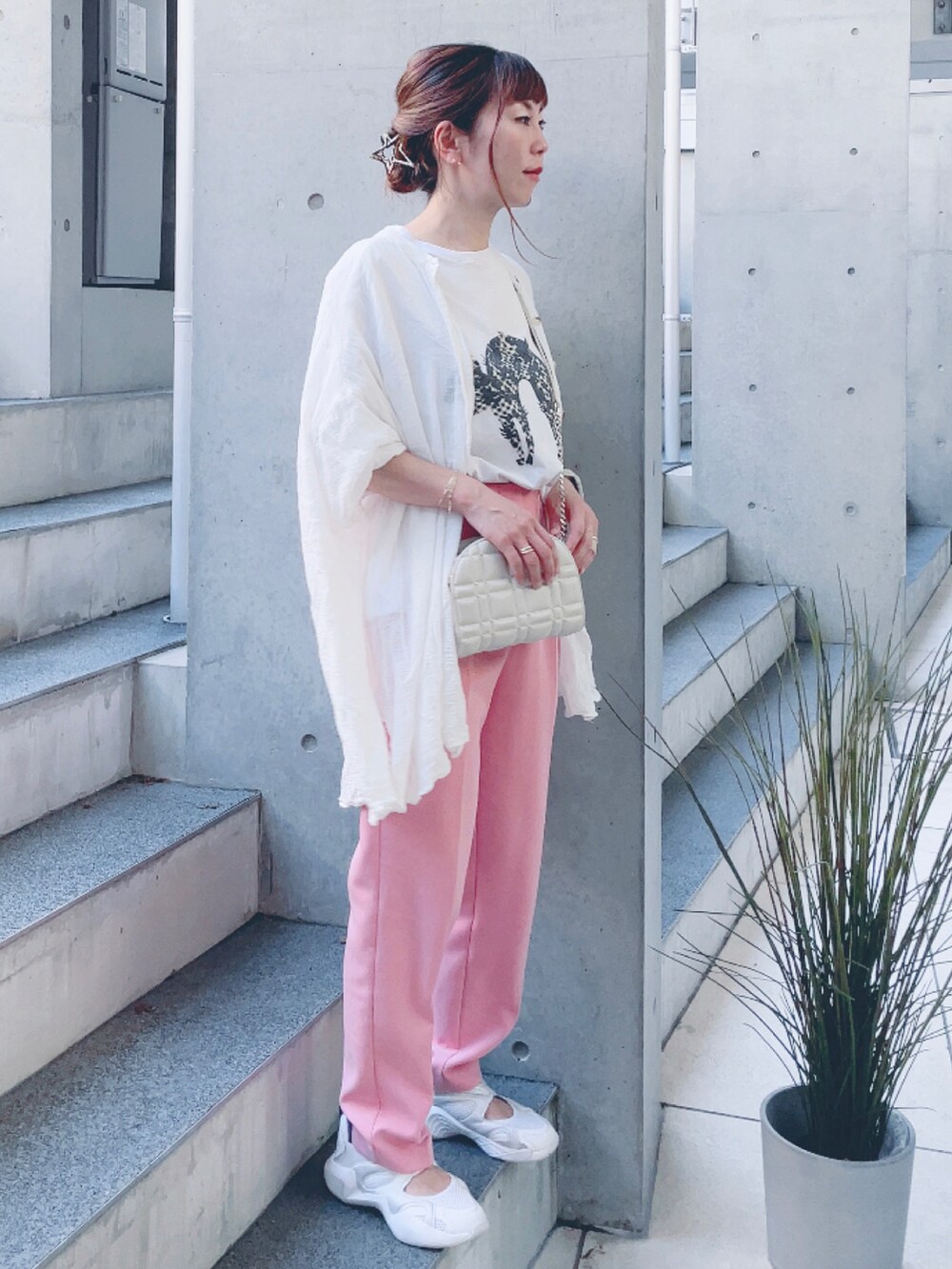 グレー系のTシャツ/カットソー、ピンク系のパンツ、ホワイト系のシャツ/ブラウスを着用したレディースの秋コーディネートの3枚目の写真
