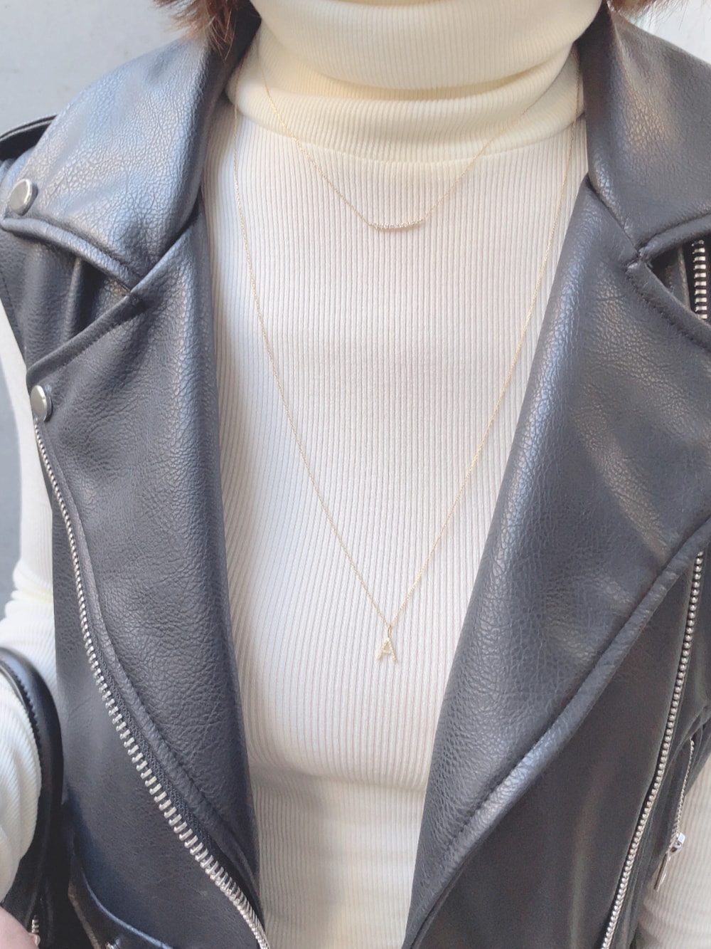 ブラック系のライダースジャケット、ブラック系のハンドバッグ、その他のスカートを着用したレディースの秋コーディネートの5枚目の写真