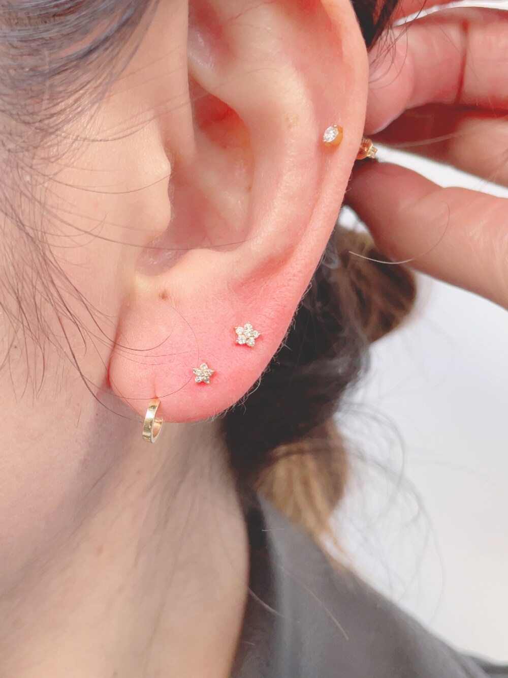 ブラック系のワンピース、ブラック系のライダースジャケットを着用したレディースの冬コーディネートの4枚目の写真