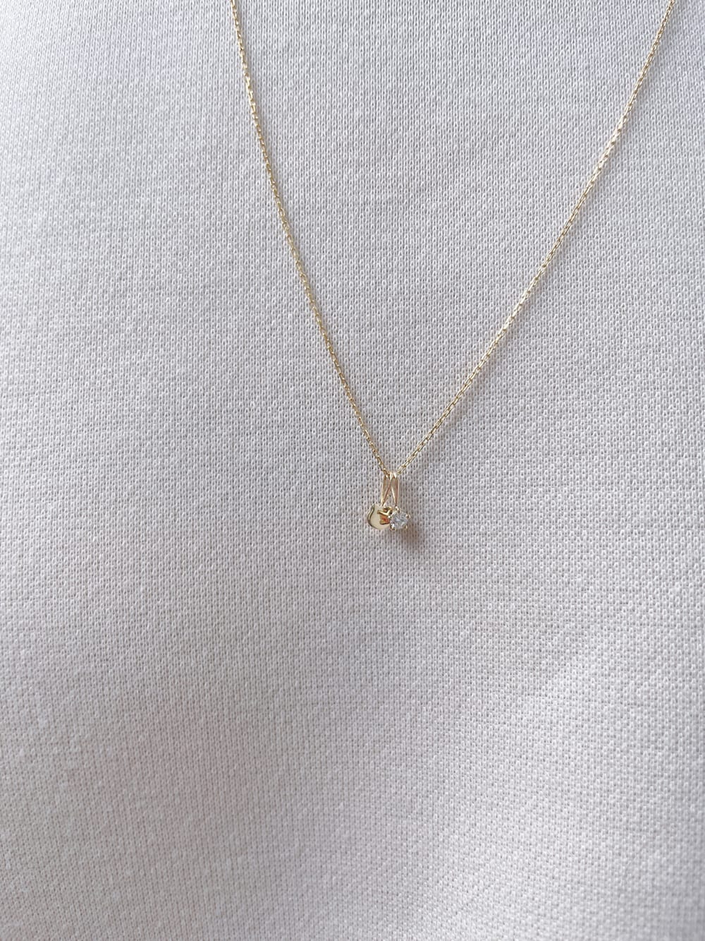 ホワイト系のスウェット、ブラック系のスカート、ホワイト系のショルダーバッグを着用したレディースの秋コーディネートの4枚目の写真