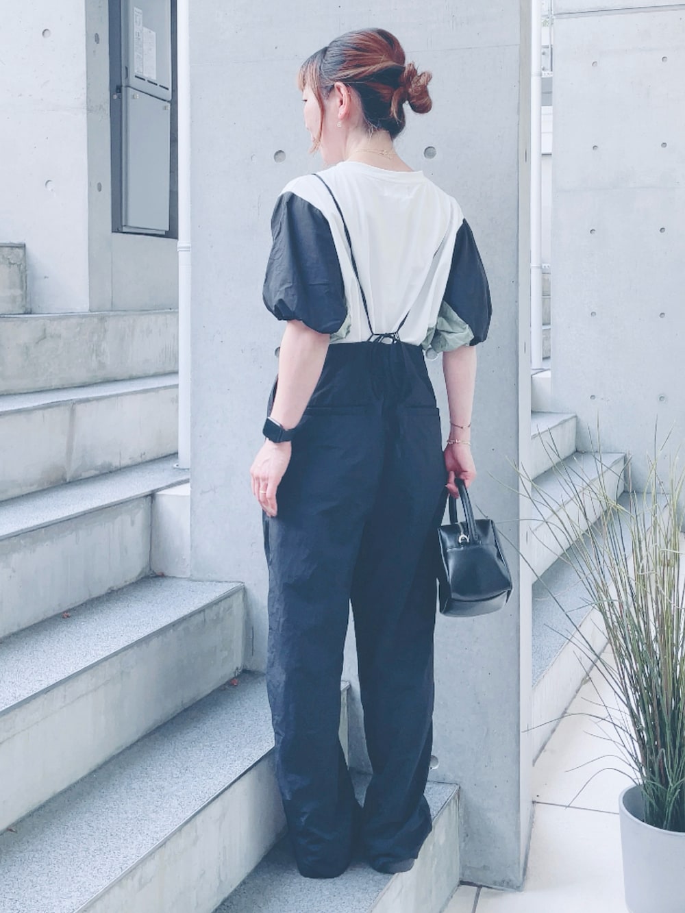 ホワイト系のTシャツ/カットソーを着用したレディースの夏コーディネートの3枚目の写真