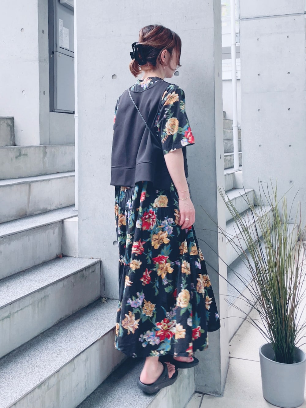 ブラック系のワンピース、ブラック系のベスト、ブラック系のサンダルを着用したレディースの夏コーディネートの3枚目の写真