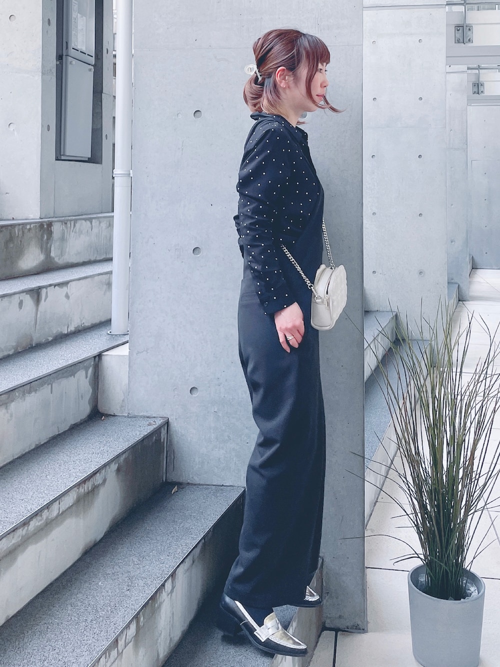 ブラック系のつなぎ/オールインワン、ゴールド系のショルダーバッグ、シルバー系のローファーを着用したレディースの冬コーディネートの3枚目の写真