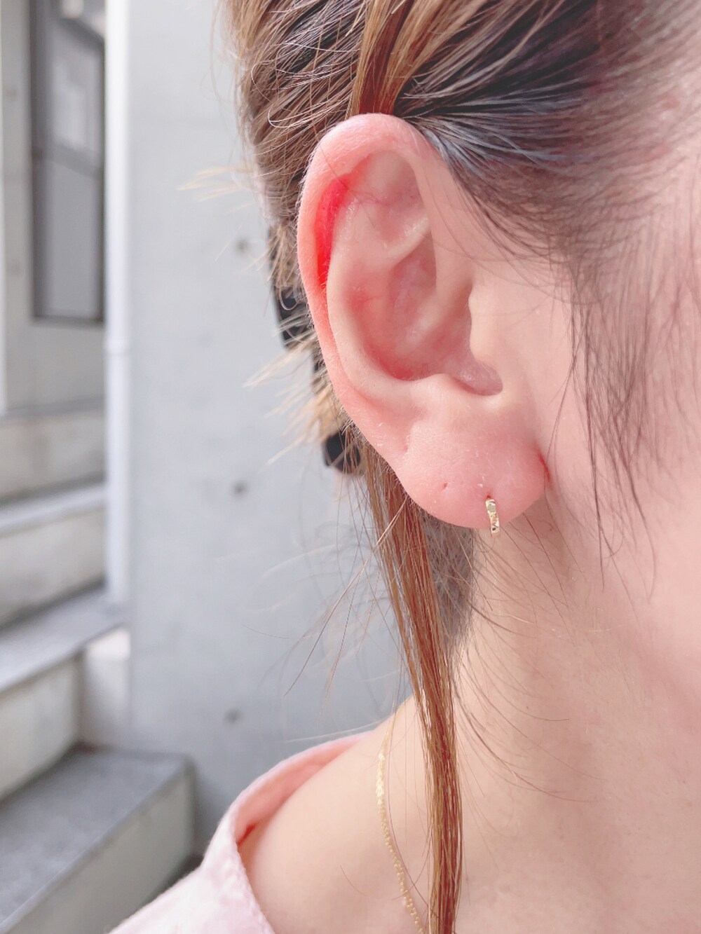 ピンク系のシャツ/ブラウス、グレー系のスラックス、ベージュ系のスニーカーを着用したレディースの秋コーディネートの4枚目の写真