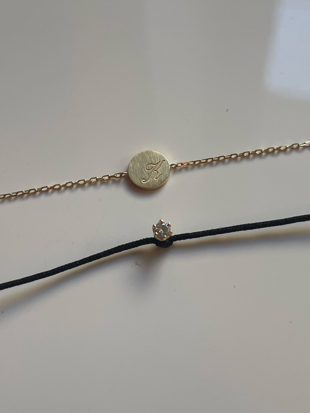 ブラック系のモッズコート、ブラック系のサロペット/オーバーオール、ブラック系のハンドバッグを着用したレディースの春コーディネートの5枚目の写真