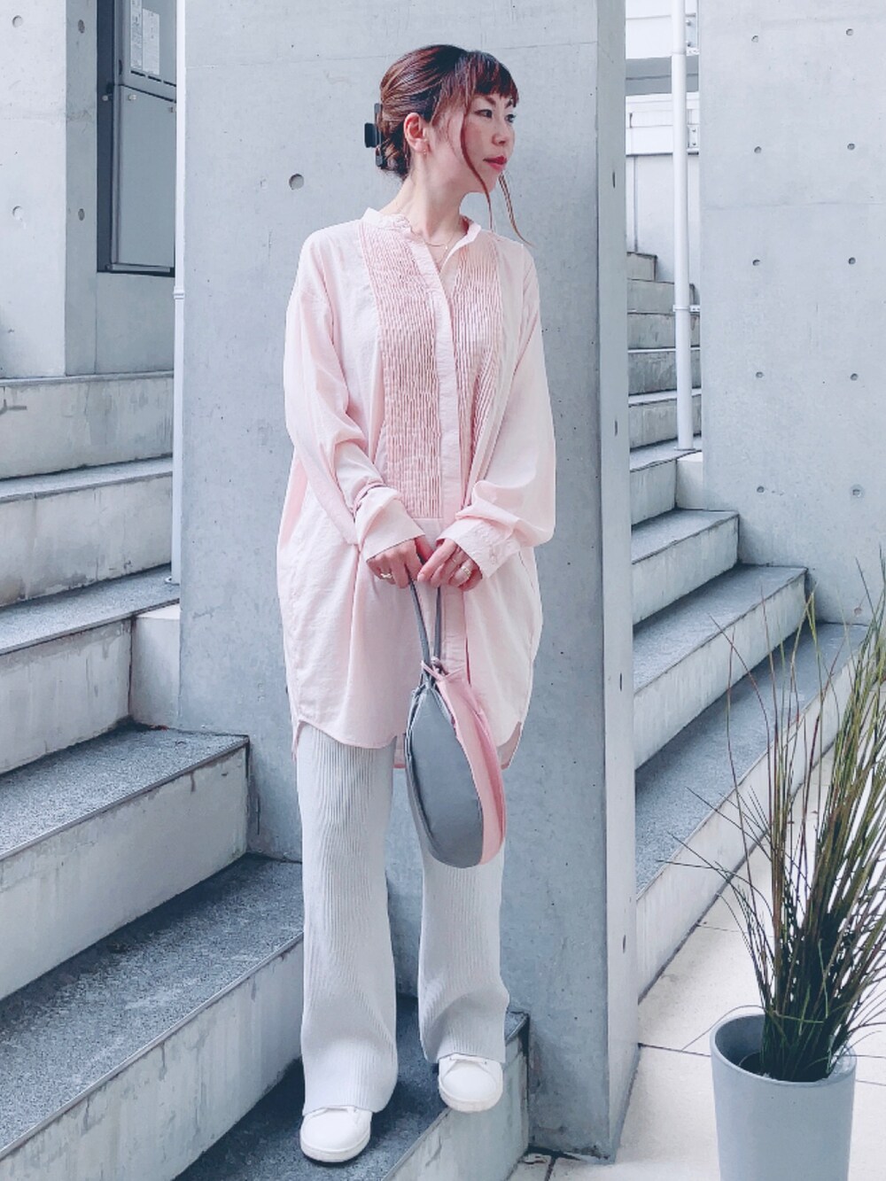 ピンク系のシャツ/ブラウス、グレー系のスラックス、ベージュ系のスニーカーを着用したレディースの秋コーディネートの2枚目の写真