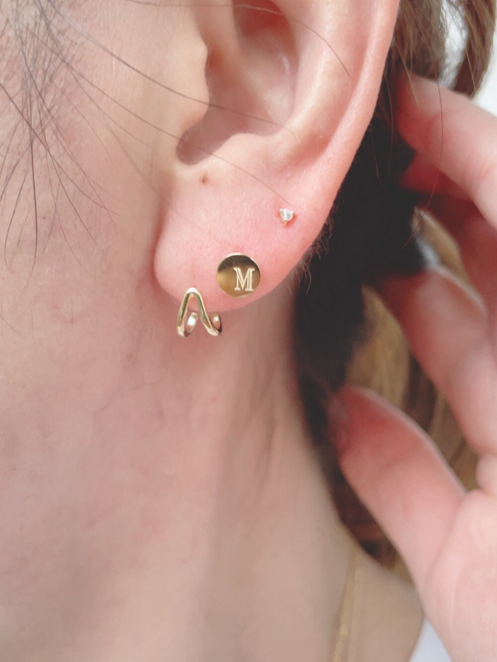 ブラック系のサロペット/オーバーオール、ブラック系のバックパック/リュック、ホワイト系のスニーカーを着用したレディースの秋コーディネートの4枚目の写真