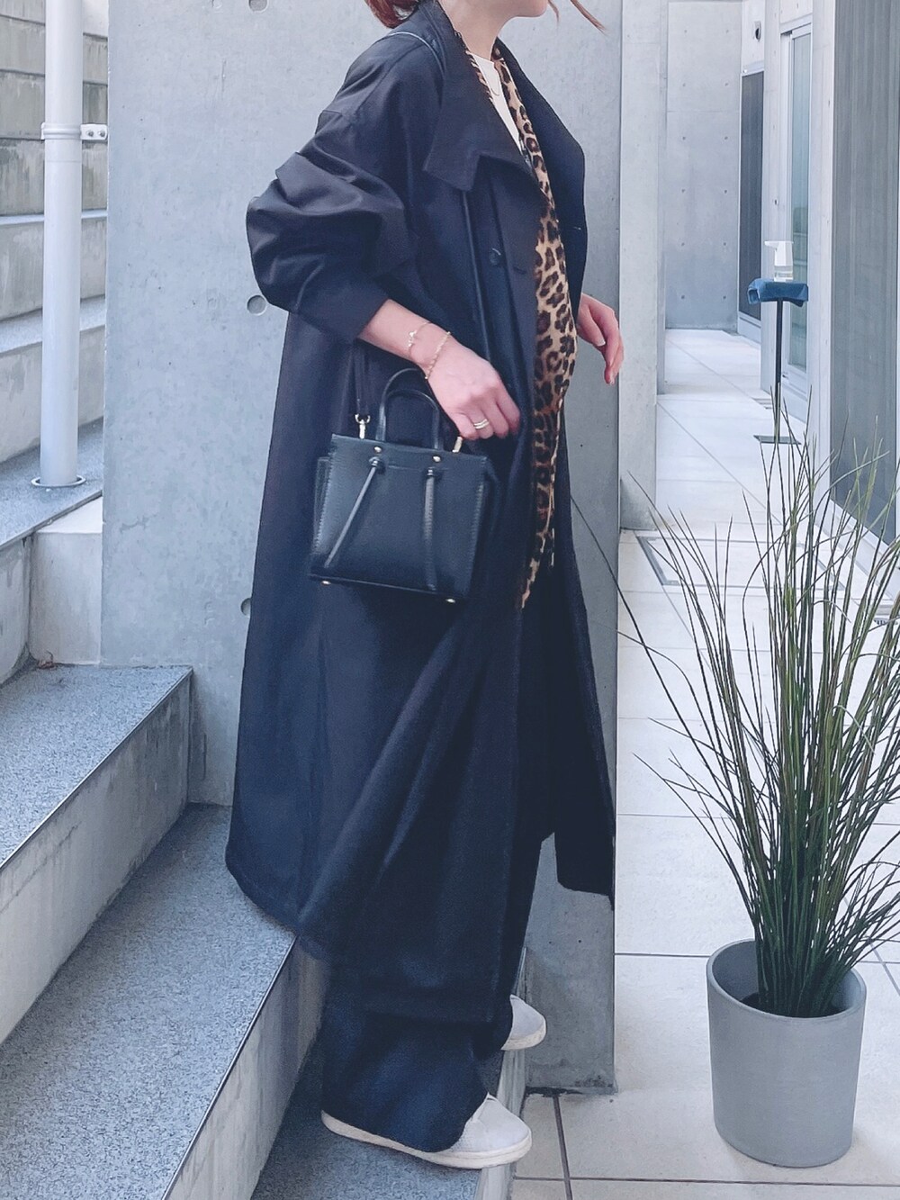 その他のジャケット/アウター、ブラック系のその他アウター、ホワイト系のスニーカーを着用したレディースの秋コーディネートの3枚目の写真