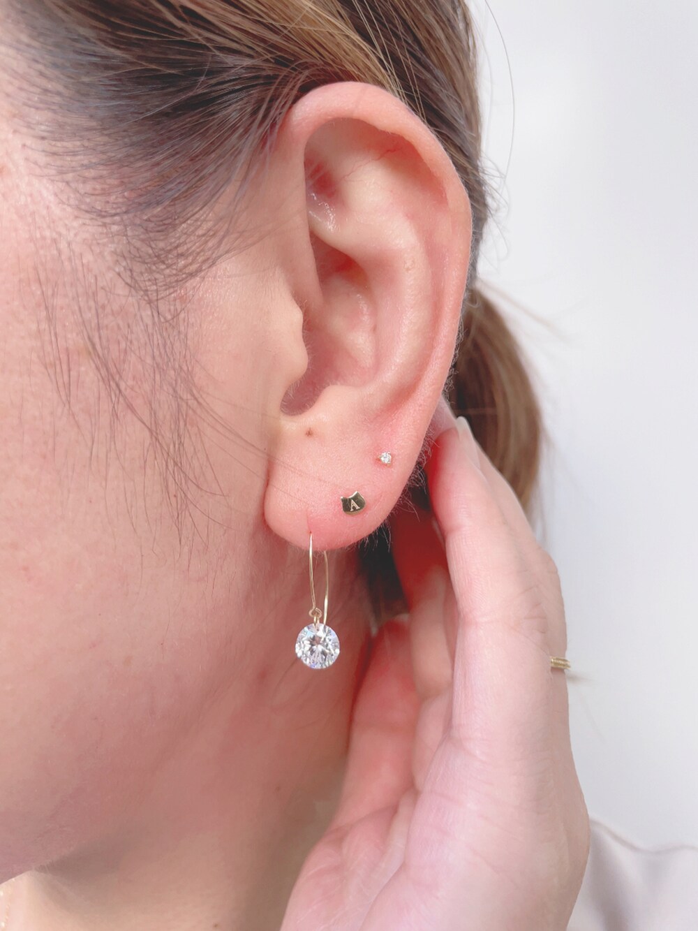 ホワイト系のスカート、ベージュ系のベスト、ホワイト系のタンクトップを着用したレディースの夏コーディネートの4枚目の写真