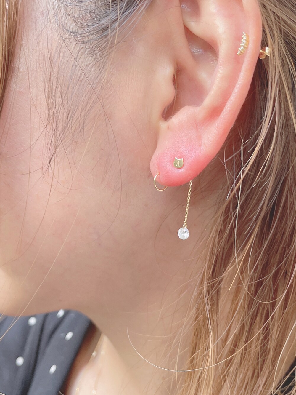 ブラック系のつなぎ/オールインワン、ゴールド系のショルダーバッグ、シルバー系のローファーを着用したレディースの冬コーディネートの5枚目の写真