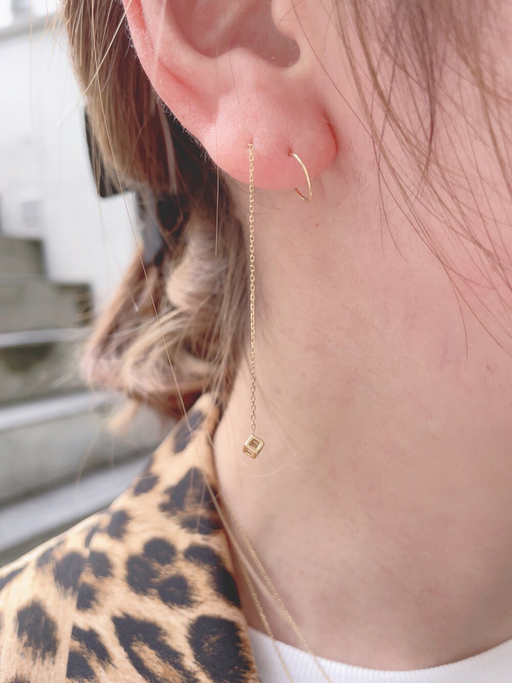 その他のジャケット/アウター、ブルー系のデニムパンツ、ホワイト系のスニーカーを着用したレディースの夏コーディネートの4枚目の写真