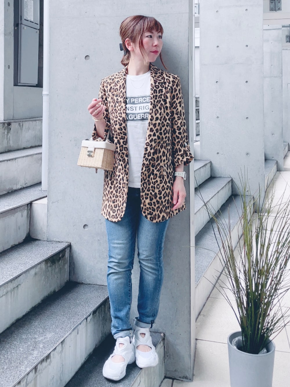 その他のジャケット/アウター、ブルー系のデニムパンツ、ホワイト系のスニーカーを着用したレディースの夏コーディネートの2枚目の写真