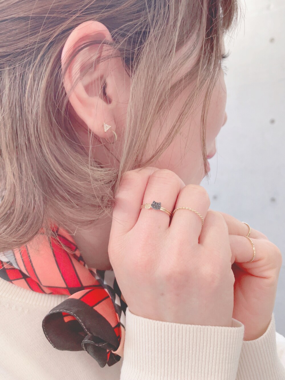 ブラック系のスカート、シルバー系のローファー、ブラック系のポーチを着用したレディースの春コーディネートの5枚目の写真