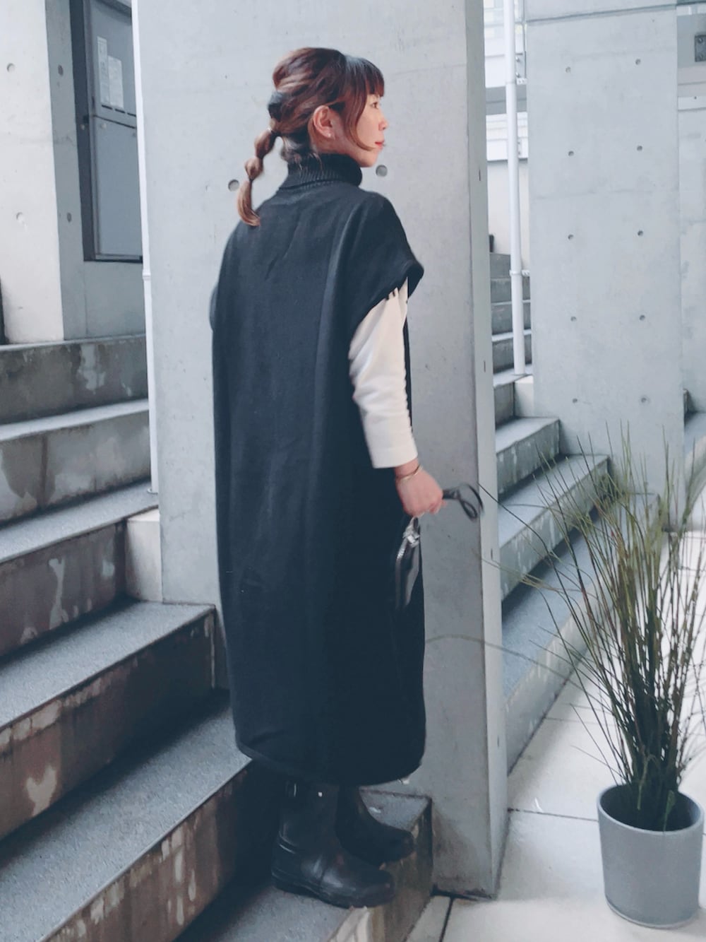 その他のTシャツ/カットソー、ブラック系のニット/セーター、ブルー系のデニムパンツを着用したレディースの秋コーディネートの3枚目の写真