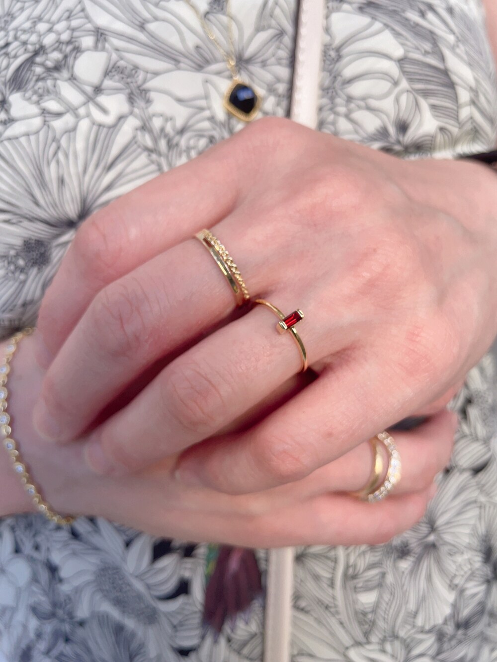 ブルー系のデニムパンツ、ブラック系のサンダル、ゴールド系のリングを着用したレディースの夏コーディネートの4枚目の写真